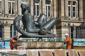 Large sculpture being lifted out of Victoria Square